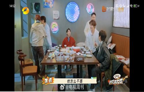 它们不仅点缀着海底世界更是众多海洋生物的家园珊瑚礁区是许多海洋生物的聚集地这里有着丰富的食物资源和适